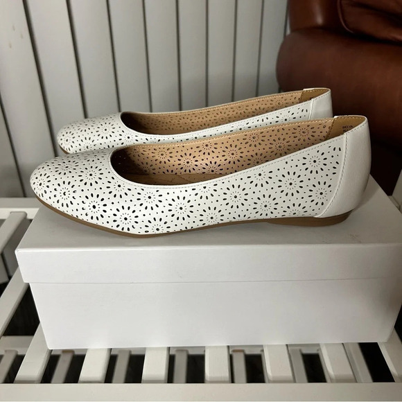 Mootsies Tootsies White Perforated Flats, Size 39.5, New Without Box - Picture 5 of 7